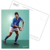 Carte postale d'un rugbyman prêt à faire une passe sur un terrain, peinture en polygones. Collection Art Polygonal / lowpoly, design géométrique sur le thème du Sport. Illustration par Aline Hernu - Studio AirNewArt. Impression en Ardèche sur carton certifié FSC, pour des forets durables, en cohérence avec la démarche éco responsables du Studio. Made in France