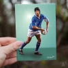 Carte postale en main d'un rugbyman prêt à faire une passe sur un terrain, peinture en polygones. Collection Art Polygonal / lowpoly, design géométrique sur le thème du Sport. Illustration par Aline Hernu - Studio AirNewArt. Impression en Ardèche sur carton certifié FSC, pour des forets durables, en cohérence avec la démarche éco responsables du Studio. Made in France