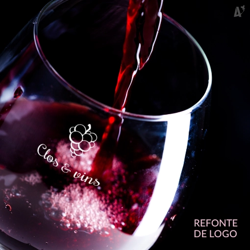 Logo de Clos et vins sur un verre à vin. Photo d'inspiration de l'identité de marque conçue pour le Bar à vins et caviste à Serrières. Design par Aline Hernu - Studio AirNewArt