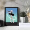 Carte postale encadrée d'une danseuse sur pointes : danse classique. Peinture géométrique en polygones. Œuvre de la collection Art Polygonal sur le thème du Sport et dans le style lowpoly, design géométrique. Idéal comme cadeau à petit prix et comme décoration d'intérieur en taille mini. Peinture et design de carte par Aline Hernu, Studio AirNewArt. Impression en Ardèche sur carton certifié FSC, pour des forets durables, en cohérence avec la démarche éco responsables du Studio. Garanti sans IA. Made in France