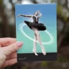Carte postale en mains d'une danseuse sur pointes : danse classique. Peinture géométrique en polygones. Œuvre de la collection Art Polygonal sur le thème du Sport et dans le style lowpoly, design géométrique. Idéal comme cadeau à petit prix et comme décoration d'intérieur en taille mini. Peinture et design de carte par Aline Hernu, Studio AirNewArt. Impression en Ardèche sur carton certifié FSC, pour des forets durables, en cohérence avec la démarche éco responsables du Studio. Garanti sans IA. Made in France
