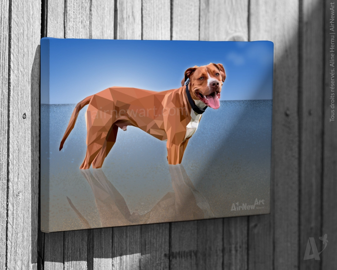 Portrait d'un chien marron clair aux yeux verts les pattes dans la mer, le museau grand ouvert. Race du chien : Pitt Bull Terrier. Œuvre exclusive, créée par un humain, en manuel, garanti sans intelligence artificielle. Style low poly, collection Art Polygonal par Aline Hernu, Studio AirNewArt. Andance, 2025.