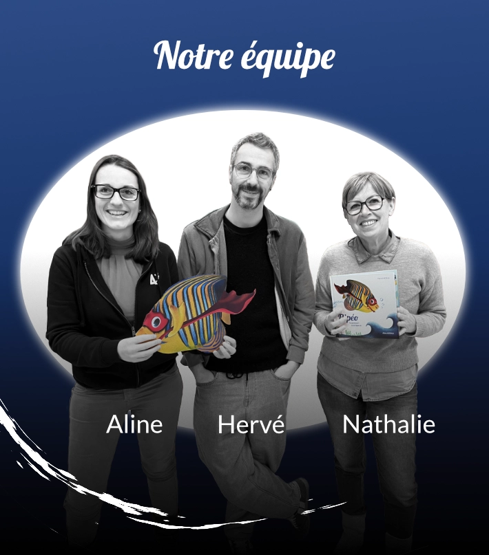 La famille Flipéo au complet : Hervé Hernu, auteur. Aline Hernu, graphiste et illustratrice. Nathalie Clairet Boitel, éditrice. Flipéo le poisson courageux, album jeunesse dès 5 ans et pour tous les amoureux de la mer et des océans. Une aventure amusante qui parle de nature, d'environnement et d'amitié. Aux éditions La Petite Fabrique de Livres.