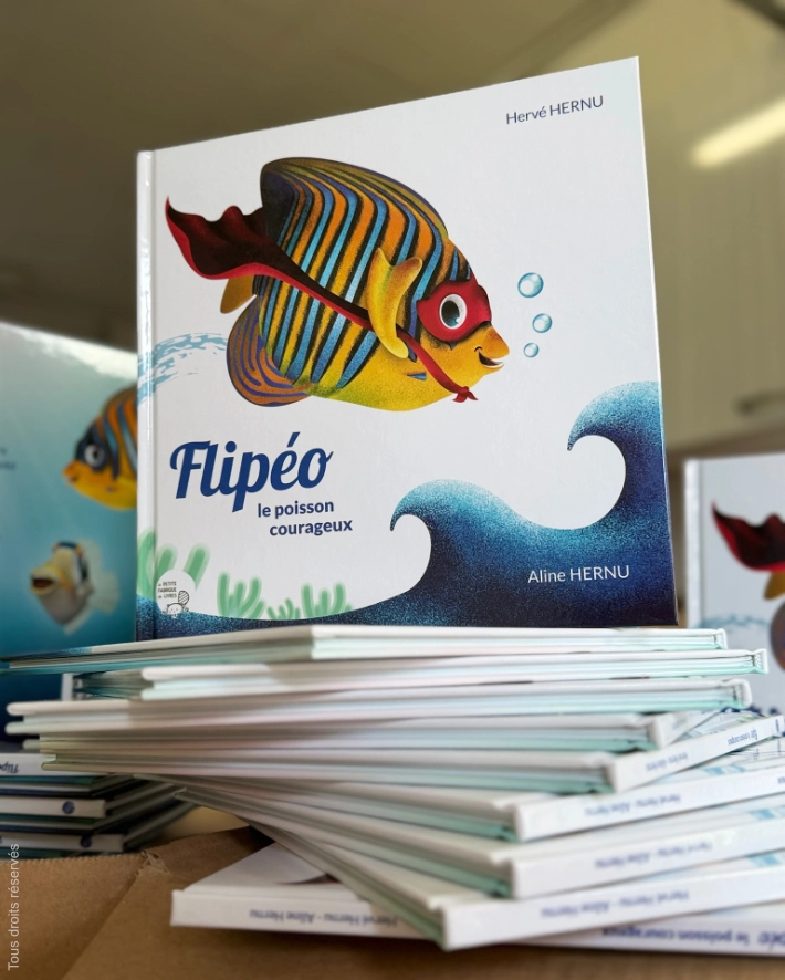 Parution du livre Flipéo le poisson courageux, Janvier 2026. Album jeunesse dès 5 ans et pour tous les amoureux de la nature, des mers et des océans. Une aventure amusante qui parle de nature, d'environnement et d'amitié. Un livre au format carré 21 x 21 cm, 40 pages, couverture rigide. Textes par Hervé Hernu, illustrations et mise en page par Aline Hernu, aux éditions La Petite Fabrique de Livres (par Nathalie Clairet Boitel)