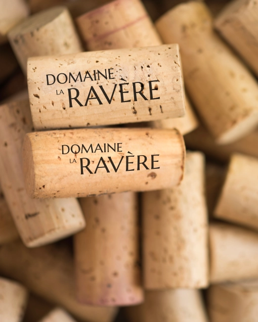 Logo du Domaine La Ravère sur des bonchons de liège. Identité visuelle conçue pour Paul Brunet - artisan vigneron bio. Vignoble en Drôme Ardèche (Auvergne Rhône Alpes). Design par Aline Hernu - Studio AirNewArt. 2025, tous droits réservés.